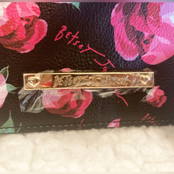 Betsey Johnson XO Zaria Tote w/ Wristlet and Scarf - Picture 10 of 10